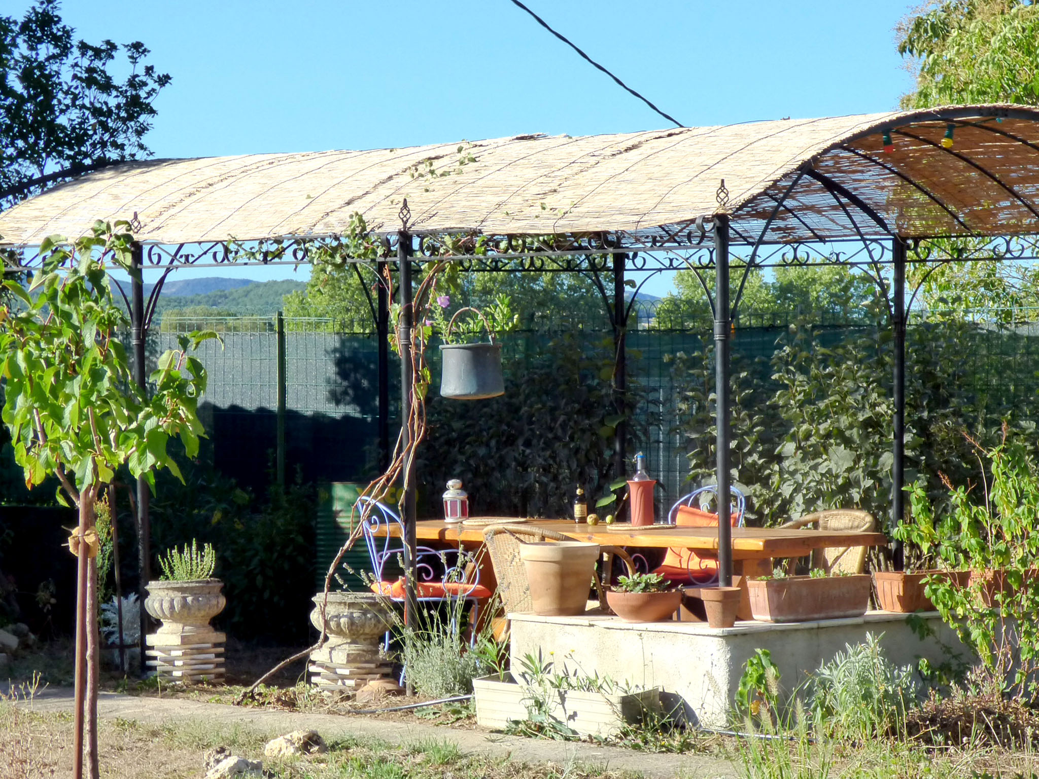 Pergola avec table monastique